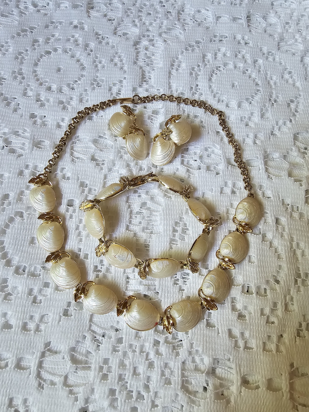 Vintage Mid-Century Pearlescent Clam Shell 3-Piece Jewelry Set